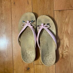 Vionic flip flops sandals